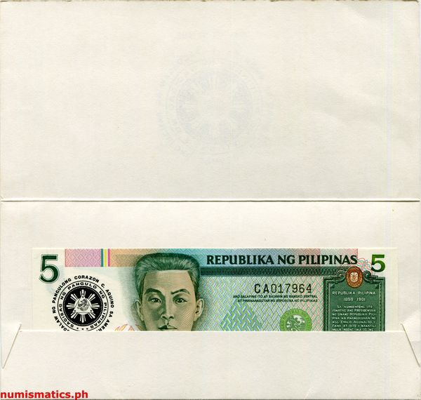 1986 5 Piso Pagdalaw ng Pangulong Corazon C. Aquino sa Amerika in Special Folder Commemorative Banknote Open