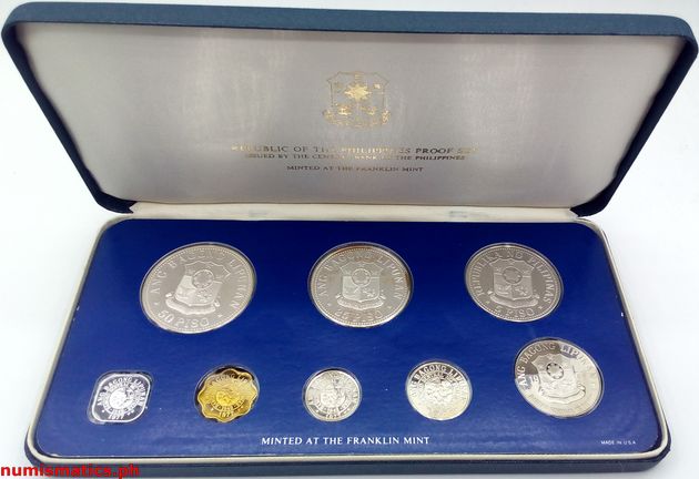 1977 (8) Coin Set Box Open